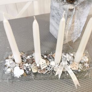 Fehér adventi asztaldísz