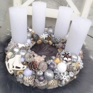 Ezüst fehér adventi koszorú- 27 cm
