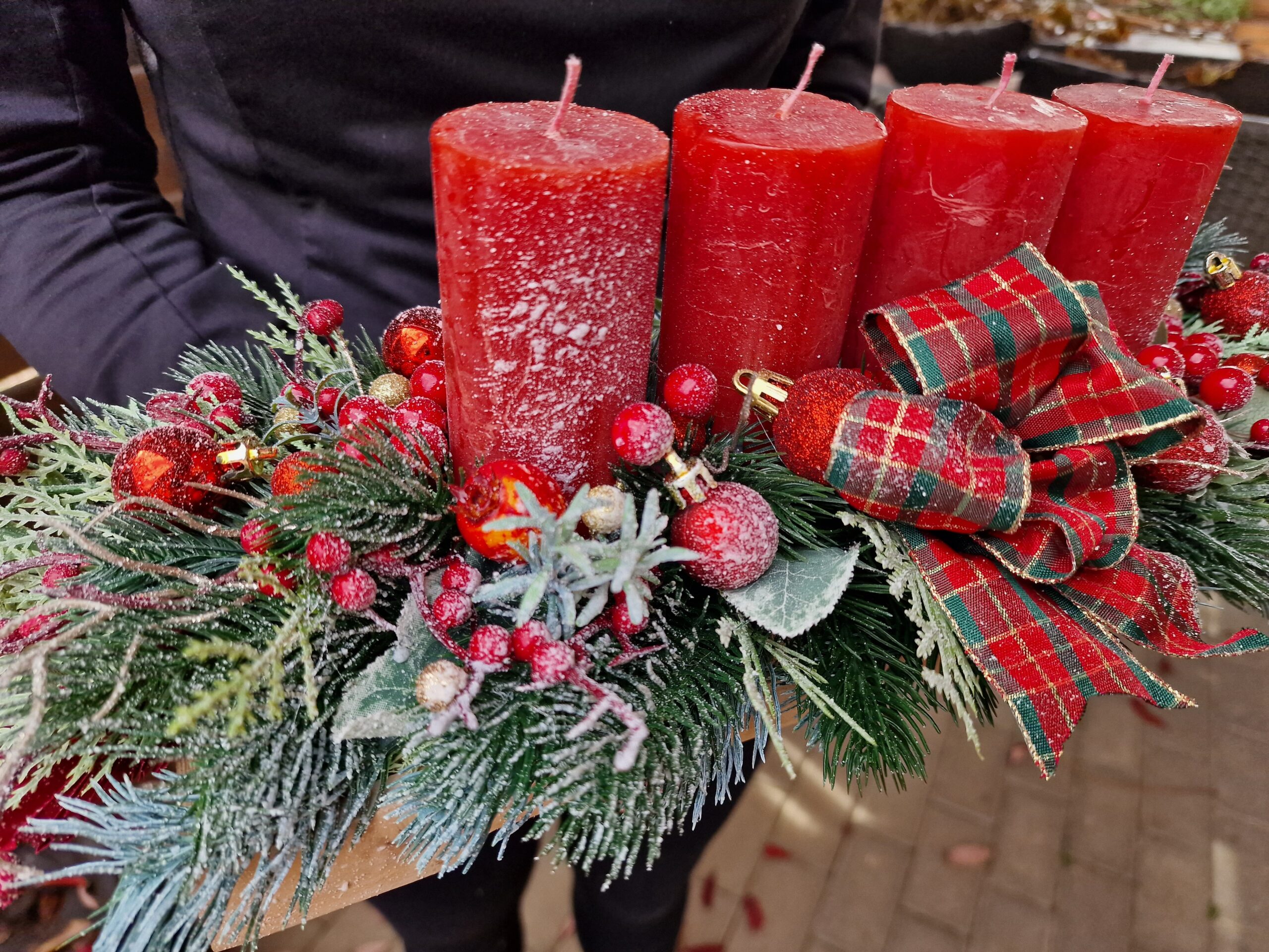 Ukrasi za adventski stol s umjetnom božićnom jelkom - 3. kép