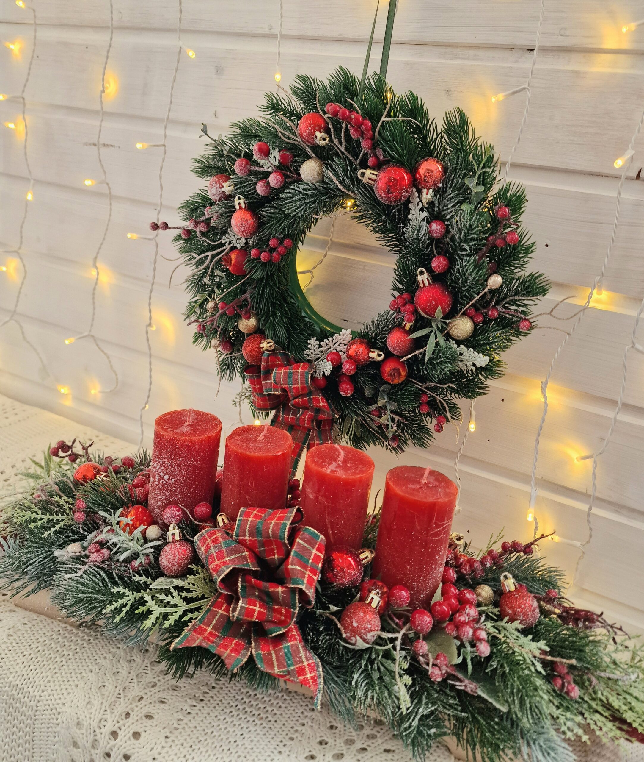 Ukrasi za adventski stol s umjetnom božićnom jelkom